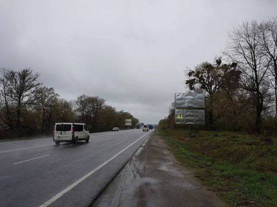 Фото рекламной плоскости по адресу Обїздна М-06, Підїзд до м.Львова, перед Дублянами АЗС Shell в сторону Львова (нижній)