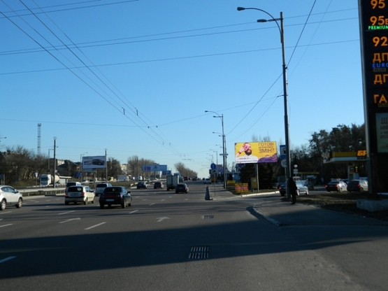 Фото рекламной плоскости по адресу ул. Б.Окружная / заправка "БРСМ", ТЦ "Диамант", р-н "Верховина" в напр. Одесской пл. Фото рекламной плоскости по адресу ул. Б.Окружная / заправка "БРСМ", ТЦ "Диамант", р-н "Верховина" в напр. Одесской пл.