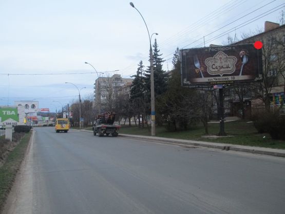 Фото рекламної площини за адресою проспект Незалежності, 94, розділова, від Майдану, лівий Фото рекламної площини за адресою проспект Незалежності, 94, розділова, від Майдану, лівий