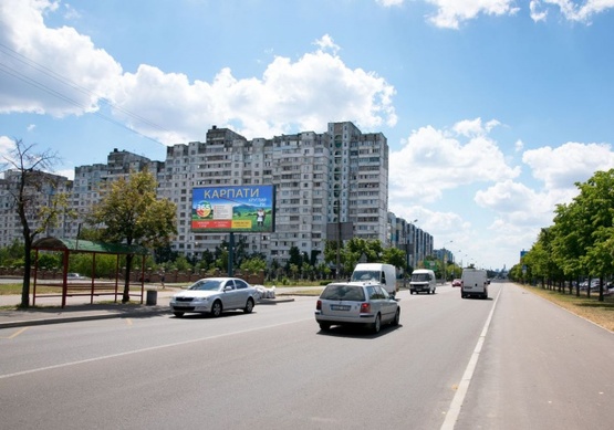Фото рекламної площини за адресою Ул. Оноре де Бальзака - ул. Драйзера, 21. На остановке, парковка супермаркета СИЛЬПО