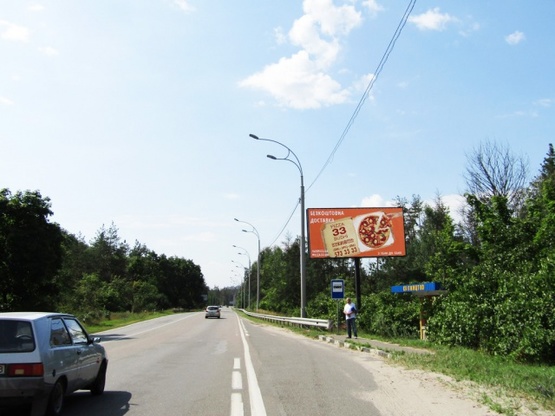 Фото рекламной плоскости по адресу Минский проспект, 200 м до конно-спортивной базы "Набег", на остановке, направление в Киев