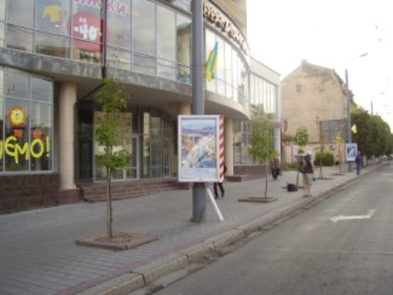 Фото рекламной плоскости по адресу вул. Незалежності (навпроти драм.Театру) №2 ст.Б Фото рекламной плоскости по адресу вул. Незалежності (навпроти драм.Театру) №2 ст.Б