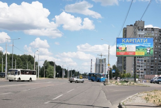 Фото рекламної площини за адресою Ул. Милославская, 29. Пересечение с ул. Оноре де Бальзака. ТЦ МИЛОСЛАВСКИЙ, ТЦ КВАДРАТ, супермаркет ВАРУС, Sport land. В сторону ул. М. Закревского