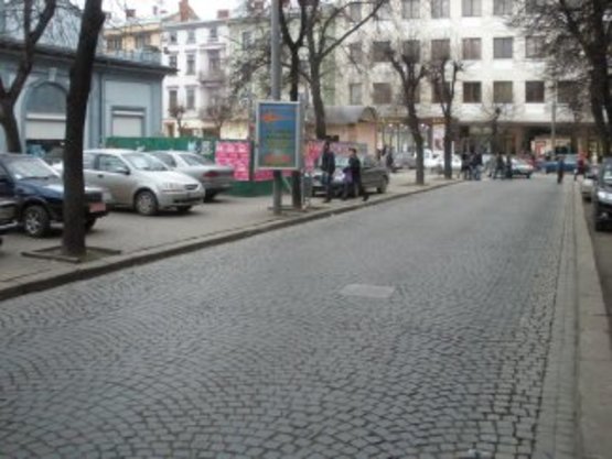 Фото рекламной плоскости по адресу вул. Грушеського ст.Б   №1    центр    ( к-тр "Люмєр")