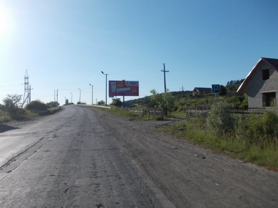 Фото рекламной плоскости по адресу смт.Солотвино, вул. Спортивна в сторону м.Тячів, біля ринку,авторинку.