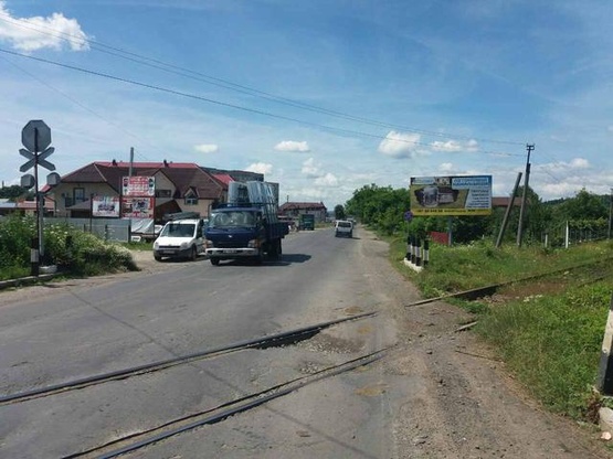 Фото рекламной плоскости по адресу смт.Солотвино,вул.Спортивна, ( переїзд ) в сторону м.Мукачево
