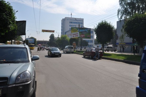 Фото рекламної площини за адресою вул.Комарова 1      ( р-н. Автовокзала) Фото рекламної площини за адресою вул.Комарова 1      ( р-н. Автовокзала)