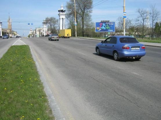 Фото рекламної площини за адресою 303_Запорожье_пр. Соборный ул. 12 Апреля (призматрон)