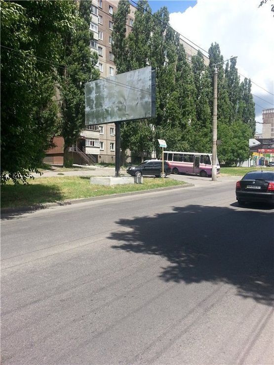 Фото рекламной плоскости по адресу ул. Полтавская  - возле дома № 30 в г. Кировограде