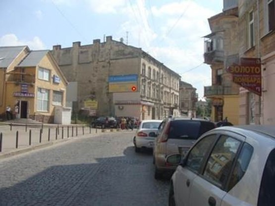 Фото рекламной плоскости по адресу вул. Джерельна, 16А (фасад, нижній щит)