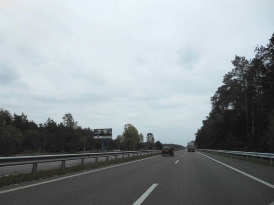 Фото рекламної площини за адресою Новообухівська траса, км 37+170 лево,перед ж/д станцией "Новые Безрадичи", напротив кот. Городок "Грин Вуд"