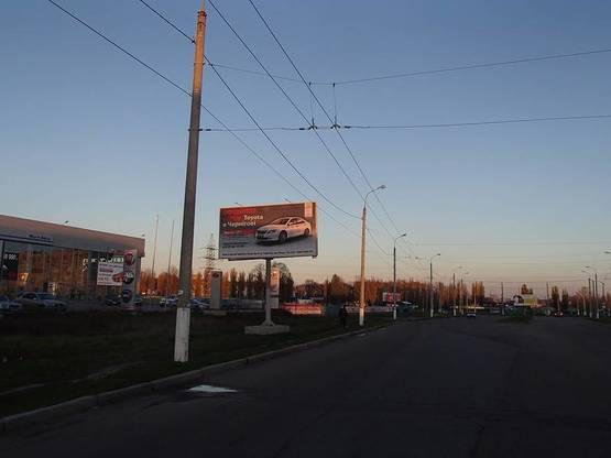 Фото рекламной плоскости по адресу ул. Независимости, 10 (Центр р-на Масаны, автосалон "Магр-авто")