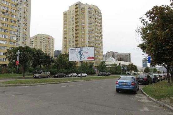 Фото рекламной плоскости по адресу ул. Нестайка Всеволода (Мильчакова), 8, в сторону ул. митрополита А. Шептицкого