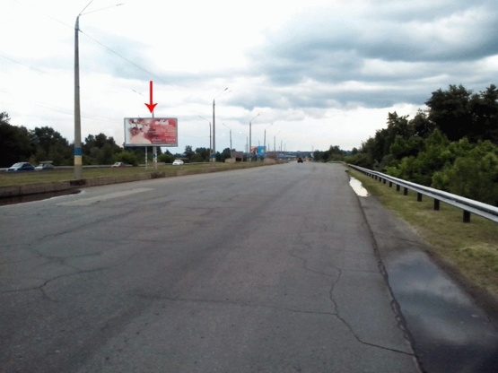 Фото рекламної площини за адресою Левобережный мостовой переход, в сторону Правого берега, на разделителе, в центр