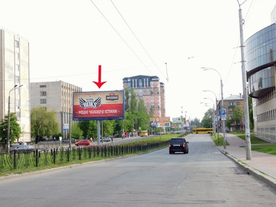 Фото рекламной плоскости по адресу Народного Ополчения ул. 5, от Севастопольской пл., к Жулянам, на разделителе