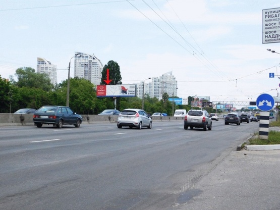 Фото рекламної площини за адресою Бандеры Степана пр-т, со стороны Петровки, левый, из центра