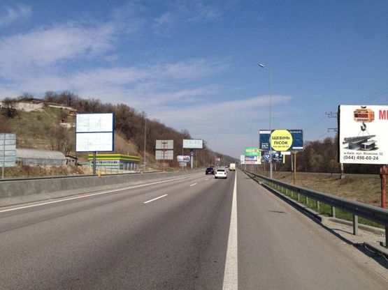 Фото рекламной плоскости по адресу Дніпровське шосе, траса Н-01 &quot;Київ-Знам'янка&quot;, км 20+450 право