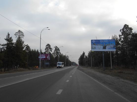 Фото рекламной плоскости по адресу Конча-Заспа, траса Р-02, км 30+200 право, зупинка "Козин-2", навпроти  АЗС "БРСМ", супермаркет "FAVORE"