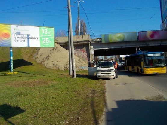 Фото рекламної площини за адресою Довженко  ул. - Дегтяревская ул.