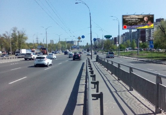 Фото рекламної площини за адресою Ак. Заболотного ул., 16 (на розделителе)