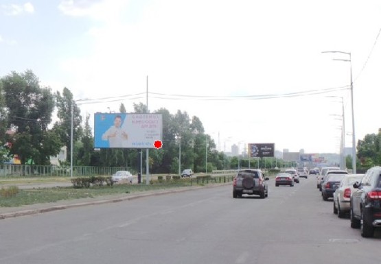 Фото рекламной плоскости по адресу Оболонский пр., 2а (на разделителе)