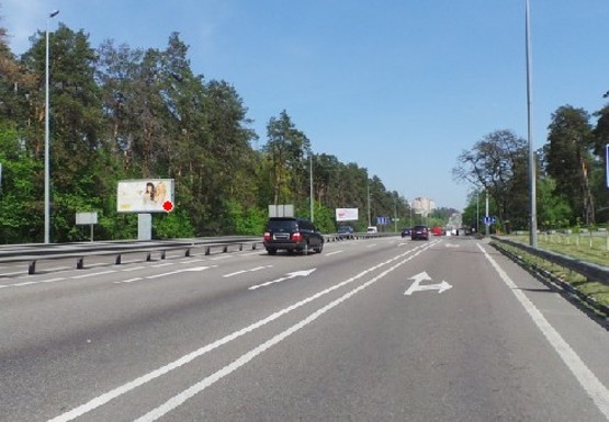 Фото рекламної площини за адресою Брест-Литовское шоссе, 2-ой надземный переход