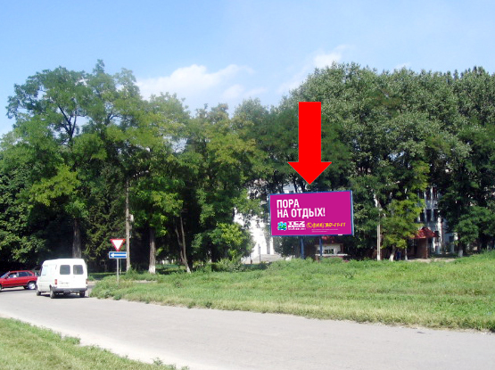 Фото рекламной плоскости по адресу Аношкина пр. / ул. Спортивная, разделитель, возле школы № 31