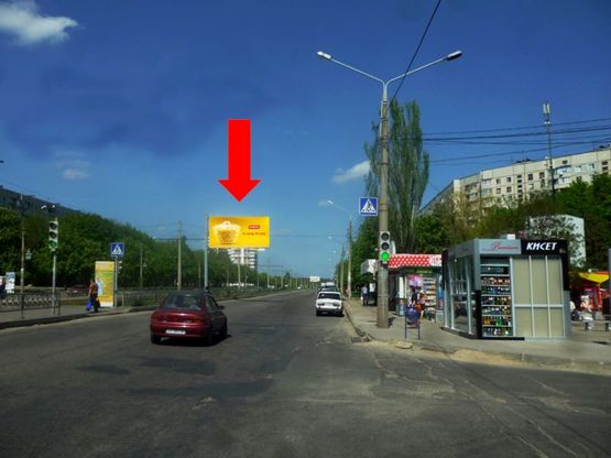 Фото рекламної площини за адресою Победы пр., 68, разделитель, рынок, со стороны Свободы пр.