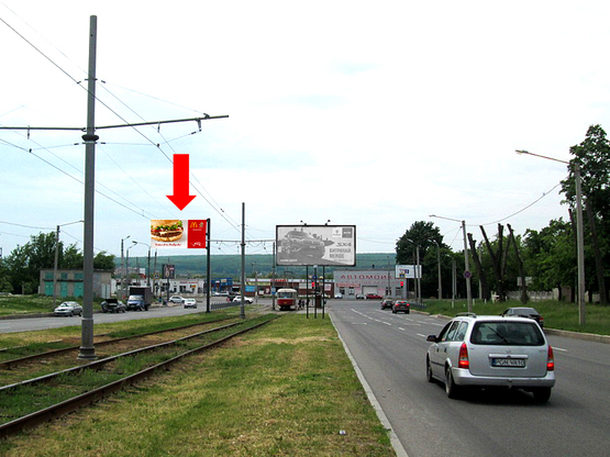 Фото рекламной плоскости по адресу Победы пр. / Клочковская ул., разделитель, в сторону Клочковской ул.