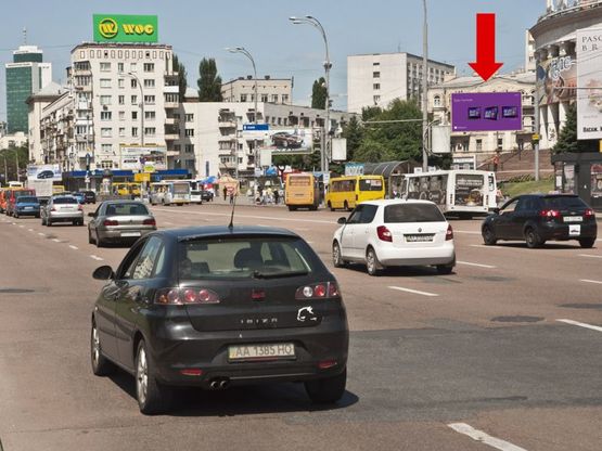 Фото рекламной плоскости по адресу Победы пл., возле центрального входа в Цирк, из центра