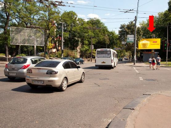 Фото рекламної площини за адресою Мельникова ул. / Древлянская ул. (бывш. Якира ул.), на светофоре, в центр