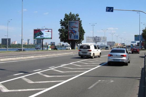 Фото рекламної площини за адресою Набережне шосе, : ст. метро "Дніпро" (в напр. моста Патона, разделитель) Фото рекламної площини за адресою Набережне шосе, : ст. метро "Дніпро" (в напр. моста Патона, разделитель)