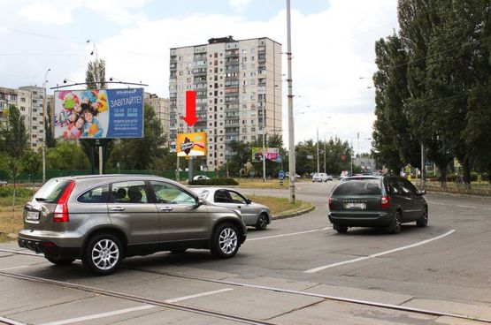 Фото рекламной плоскости по адресу Героев Днепра ул. / Гайдай ул., на клумбе, в сторону Богатырская ул., Полярная ул.