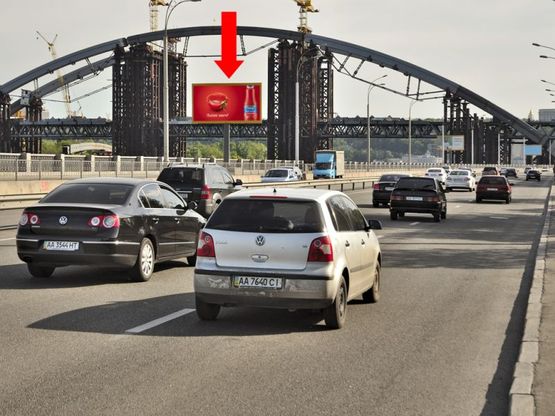 Фото рекламной плоскости по адресу Набережно-Рыбальская ул., 420м до мост Подольско-Воскресенский, в сторону Набережно-Крещатикская ул.