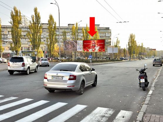 Фото рекламной плоскости по адресу Героев Сталинграда пр. / Малиновского ул., на клумбе, в сторону Героев Сталинграда пр.