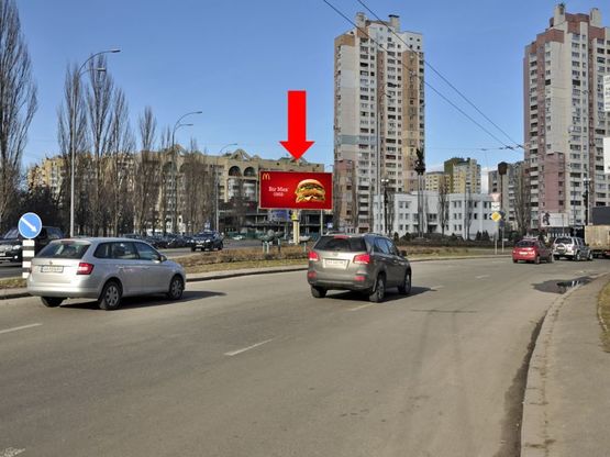 Фото рекламной плоскости по адресу Героев Сталинграда пр. / Малиновского ул., на клумбе, в сторону Героев Сталинграда пр.