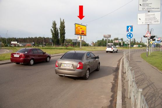 Фото рекламной плоскости по адресу Харьковская пл. / Харьковского шоссе, разделитель, в сторону Бажана пр.
