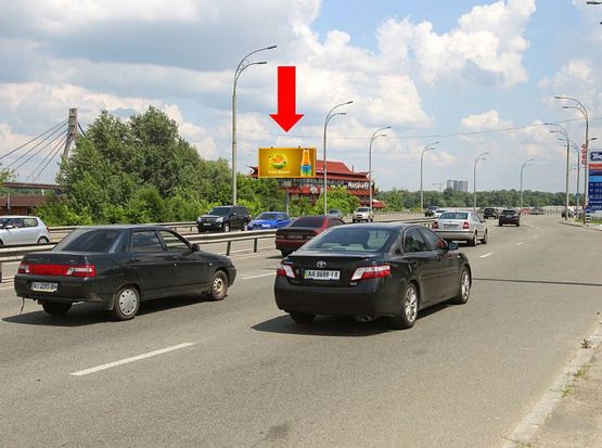 Фото рекламной плоскости по адресу Набережно-Рыбальская ул., 350м от Бандеры пр. (бывш. Московский пр.), возле остановки, в сторону Подола