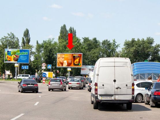 Фото рекламної площини за адресою Харьковская пл., разделитель, в сторону Дарницкая пл. (бывш. Ленинградская пл.)