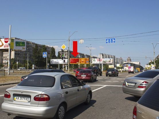 Фото рекламної площини за адресою Оболонский пр. / Малиновского ул., разделитель, в сторону Минская пл., левая
