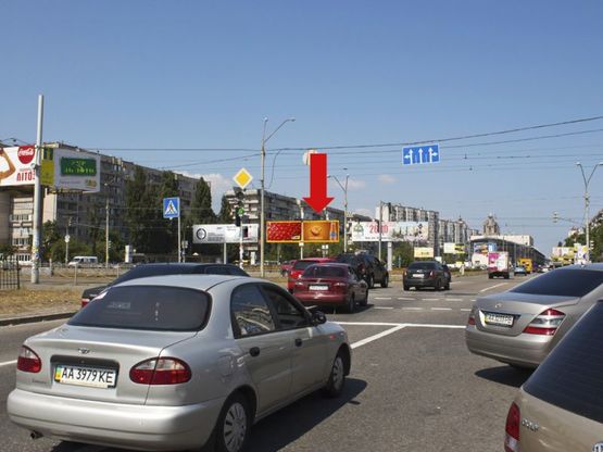 Фото рекламної площини за адресою Оболонский пр. / Малиновского ул., разделитель, в сторону Минская пл., правая