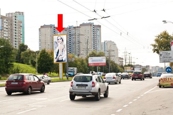 Фото рекламної площини за адресою Правды пр., 6, разделитель, в сторону Ужвий ул.