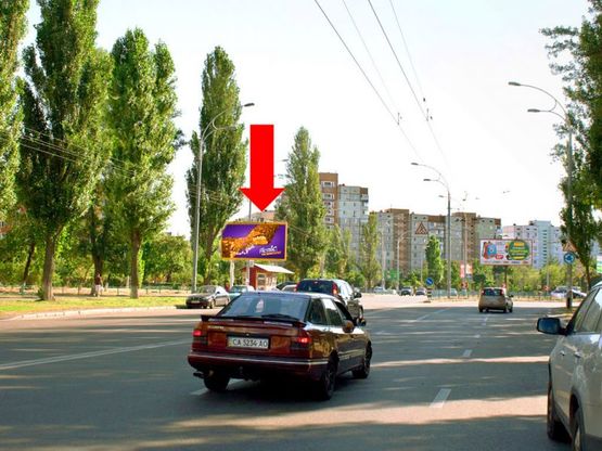 Фото рекламной плоскости по адресу Малиновского ул., 28, в сторону Дружбы Народов пл.