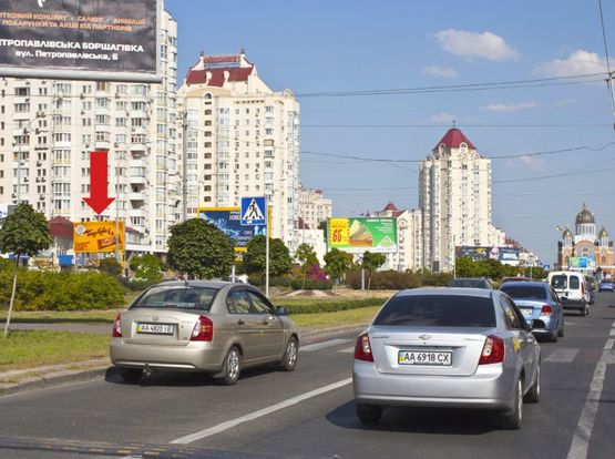 Фото рекламної площини за адресою Тимошенко ул., 29, разделитель, возле супермаркета "Фокстрот", в сторону Героев Сталинграда пр.