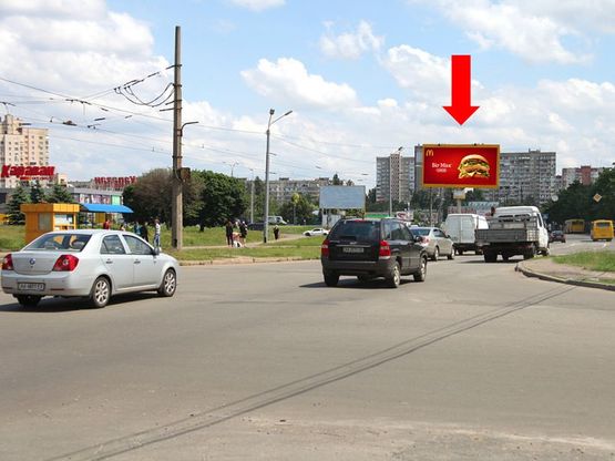 Фото рекламной плоскости по адресу Кольцова бул. / Семьи Сосниных ул., разделитель, возле супермаркета "Караван", рынка, в сторону Симиренка ул.