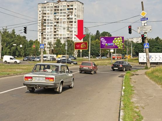Фото рекламной плоскости по адресу Симиренко ул. / Семьи Сосниных ул., разделитель, возле супермаркета "Караван", рынка, в сторону Курбаса пр. Фото рекламной плоскости по адресу Симиренко ул. / Семьи Сосниных ул., разделитель, возле супермаркета "Караван", рынка, в сторону Курбаса пр.