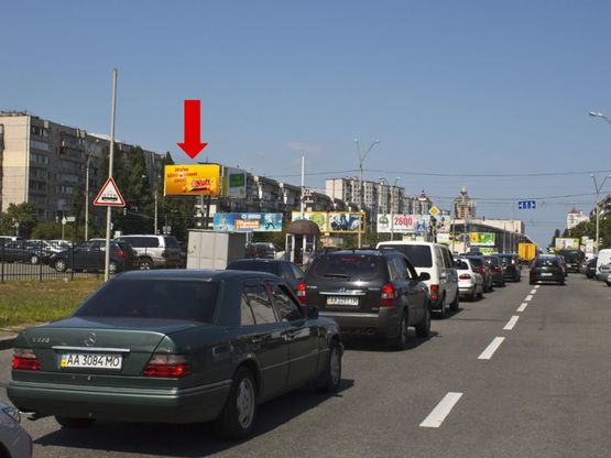 Фото рекламной плоскости по адресу Оболонский пр., ст. м. "Оболонь", разделитель, в сторону ст. м. "Минская", на светофоре