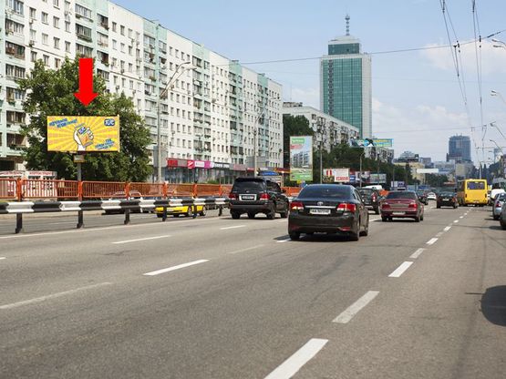 Фото рекламної площини за адресою Победы пр., 20, банк "ПУМБ", напротив магазинов "Интертоп", "Carlo Pazolini", "Фокстрот", в центр