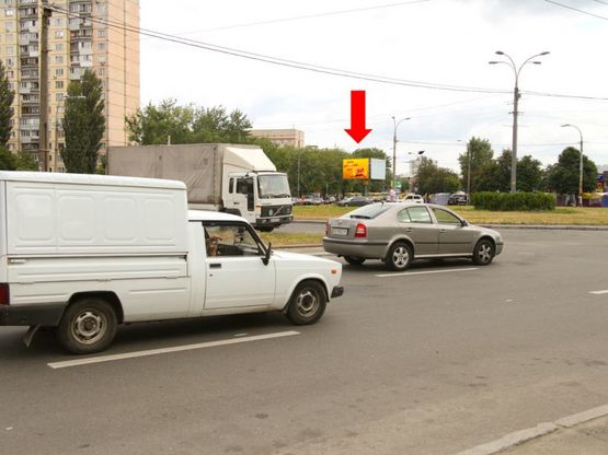 Фото рекламной плоскости по адресу Свободы пр. / Порика ул., возле рынка "Виноградарский", супермаркета "Фокстрот", разделитель, в сторону Правды пр.