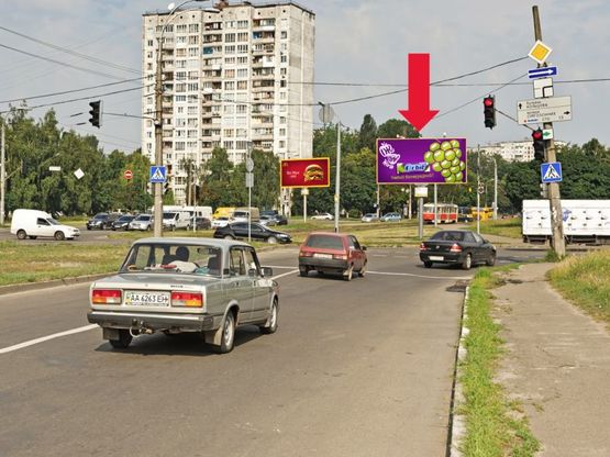 Фото рекламної площини за адресою Семьи Сосниных ул. / Симиренка ул., разделитель, возле ТРЦ "Караван", рынка, в сторону Курбаса пр.